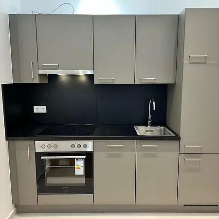 Apartment Stylish 3 Bedroom With Balcony Near Airport & Train