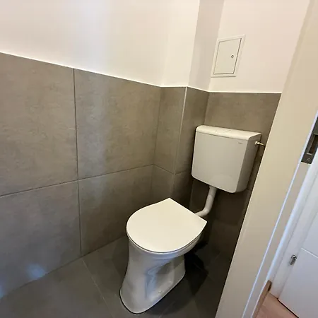 Apartment Stylish 3 Bedroom With Balcony Near Airport & Train *