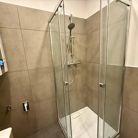 Stylish 3 Bedroom With Balcony Near Airport & Train Apartment