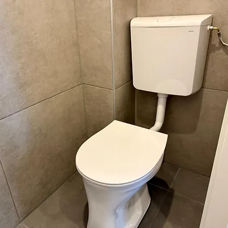 Apartment Stylish 3 Bedroom With Balcony Near Airport & Train