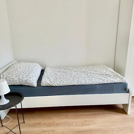 Stylish 3 Bedroom With Balcony Near Airport & Train Schwechat