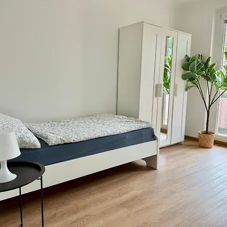Stylish 3 Bedroom With Balcony Near Airport & Train Schwechat