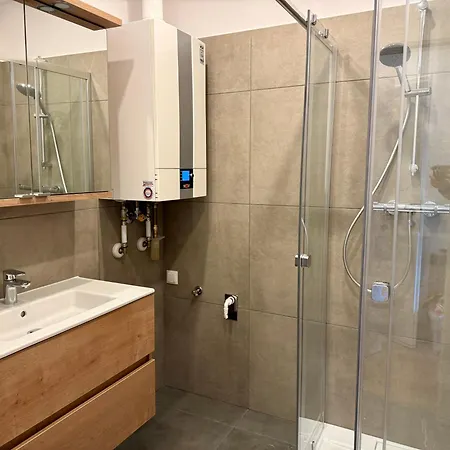 Stylish 3 Bedroom With Balcony Near Airport & Train Apartment *